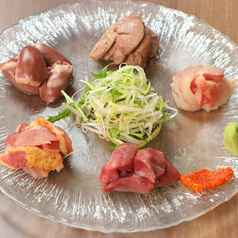 大摩桜鶏刺身と低温調理5種盛り（モモ、ムネ、ズリ、ココロ、肝）