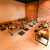 愛煙家の方に朗報!当店は全席喫煙可能となっております。紙タバコ、電子タバコどちらもそのままお席で吸っていただけます。店外の喫煙所までわざわざ足を運ぶ必要がなく、お酒や会話の余韻を途切れさせることなくお楽しみいただけます。飲み会やご宴会でもストレスフリーにお過ごしいただける快適な環境です。