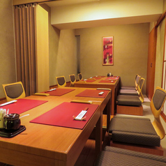 店内は貸切も可能です。(12名以上で問い合わせ) 日程・人数など是非お気軽にご相談ください。飲み放題付きのコースもございますので、各種宴会にオススメです◎