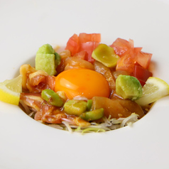 大摩桜鶏とアボカドのポキ風