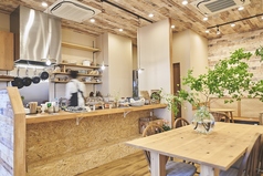 木の温もりを感じる、明るく落ち着いた店内です。天井が高く、ベビーカーでも入りやすいため、お子さま連れの方にもゆっくりお過ごしいただけます。