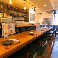 【カウンターでサク飲みも♪】女性お一人でも気軽に来店頂けるようなアットホームな空間も自慢のひとつ♪お仕事帰りや、今日は一杯飲みたい！なんて方にもおすすめです◎