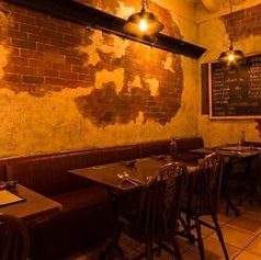 【テーブル席：2名様卓x1・4名様卓x2】お食事と会話をゆったり楽しく。店内奥に用意した、ゆっくりとお食事を楽しめるお席です。～4名様のテーブルが2卓、～2名様のテーブルが1卓ございます。テーブルを繋げることで最大14名様までご利用可能！イルアフェット自慢のナポリピッツァを味わいながらの楽しい会話は息抜きに最高