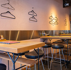 女子会に人気の1F、4名様がけのテーブル席は、おしゃべりにも花が咲く居心地の良い空間です♪美味しいお料理を囲んで、楽しいひとときをお過ごしください。