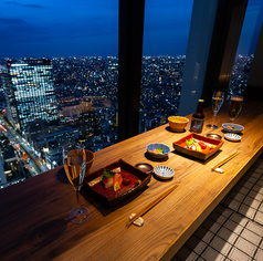 地上200mから夜景を一望 デート・会食は窓際で♪