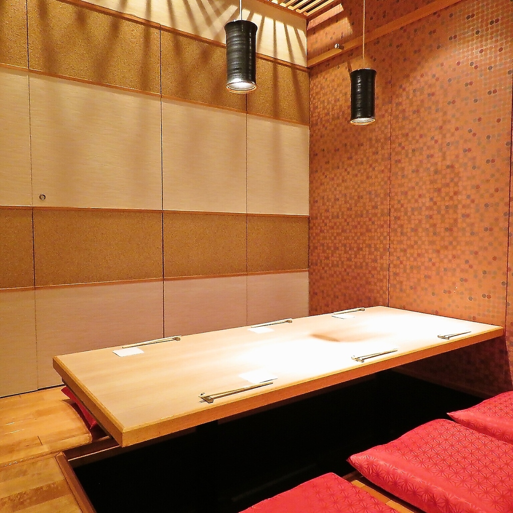 落ち着いた雰囲気の完全個室ですので接待やデートなどの大切なひとときにも最適です。