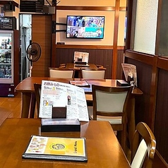 店内は温かみのある照明で、リラックスできる空間です。