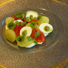 季節フルーツとトマトのカプレーゼ