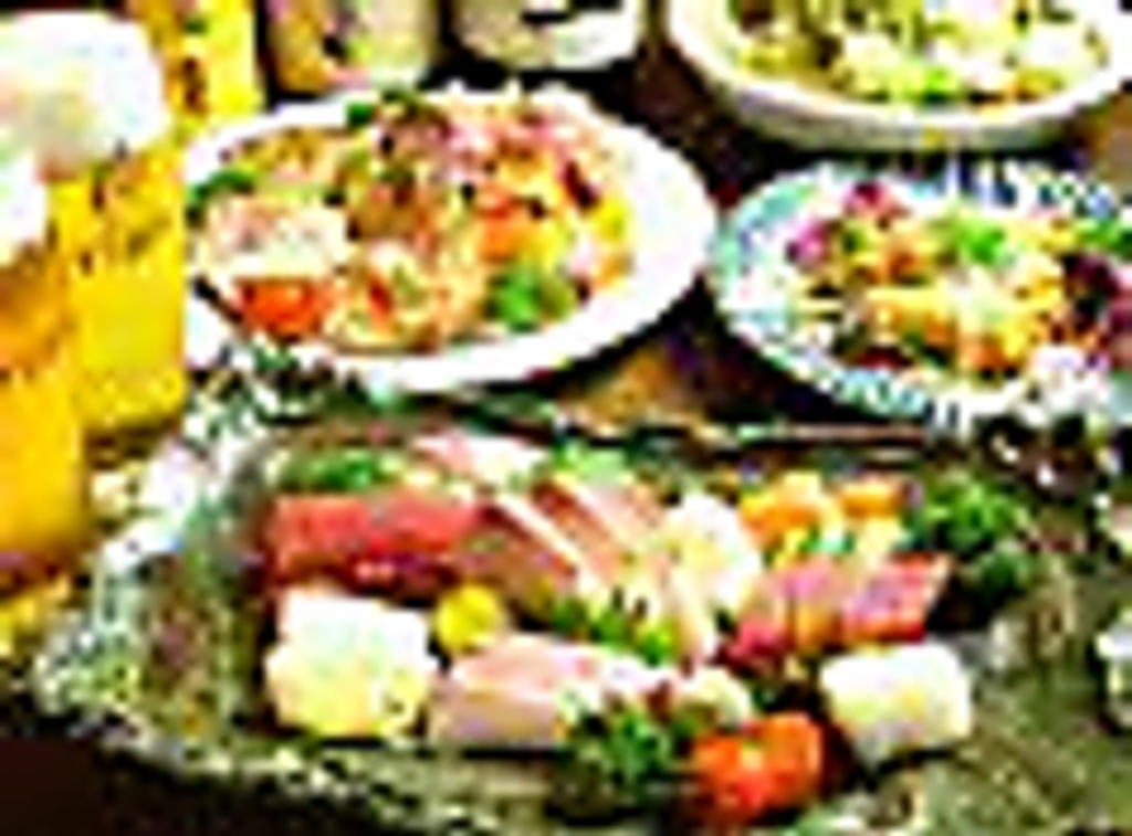 夜は居酒屋メニューが充実。多彩な料理と飲み物でお昼も夜も気のあうお友達とご堪能してください