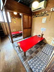 くつろぎたい方に人気の座敷席は、靴を脱いでゆったり過ごせるリラックス空間。落ち着いた雰囲気があり、気兼ねなく過ごしたい集まりにぴったりです。ゆっくり腰を落ち着けて過ごせるため、長時間の利用にも向いています。