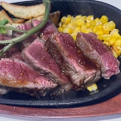 【肉の旨みを堪能】200gの厚切り肉をライスやサラダと共にいただきます♪ ヒレステーキセット 3480円(税込)の写真