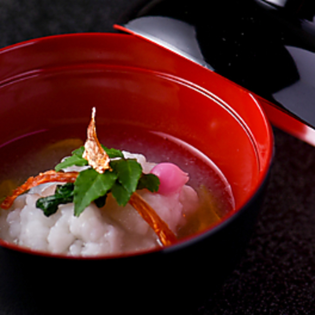 当店では旬の食材を使用した割烹料理をご賞味いただけます。地産地消も考慮された料理をお楽しみに。