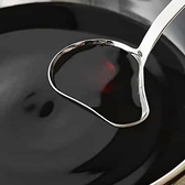 【すきやきスープ】厳選した醤油の豊潤でまろやかな甘さが絶妙なすきやきは毎日お店で合わせるこだわりスープです。シンプルな仕立ては肉や野菜のおいしさを引き出し、生卵との相性も抜群です。お子様や寒い季節に人気です。