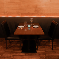 プライベートな空間で極上の肉料理を堪能できる特別な空間です。落ち着いた照明とスタイリッシュな内装が、洗練された雰囲気を演出します。周りを気にせず、大切な人との会話やお食事に集中できるため、記念日や誕生日などの特別な日にも最適です。2名様から団体のお客様まで、人数に合わせたお席をご用意できます