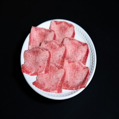 【旨みが溢れる一皿】牛タン塩◆絶妙な厚みで味わう贅沢な一枚の写真