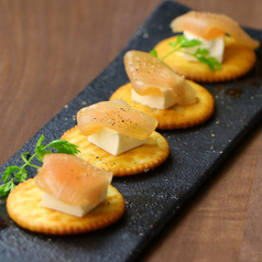 クリームチーズ鶏生ハム巻き～クラッカーと共に～