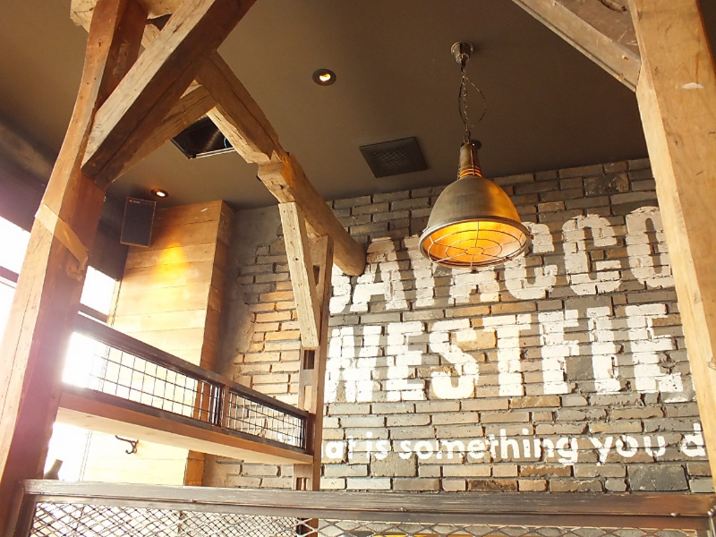 店内の壁は煉瓦を敷き詰めてウエスタン風味です！