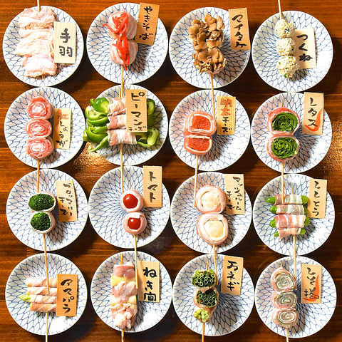 まるで隠れ家のような店内でこだわりの串焼きをご賞味あれ。