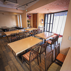 ご家族とのお食事の場としてもご利用しやすい、開放感あふれるテーブル席。本格中華を囲みながら、家族団欒の一時をお過ごしください。