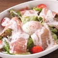 料理メニュー写真 温玉のせシーザーサラダ/ハーフ