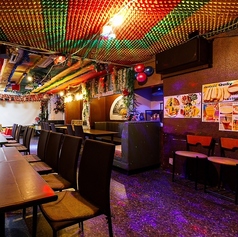 タイの本場の味を心ゆくまで堪能していただきたい。そんな想いで日々腕を振るう本格派の一軒です。店内はカラフルで遊び心溢れるレストランバースタイルとなっており、肩の力を抜いてリラックスした時間を過ごせます。2階には広々としたテーブル席を完備。女子会や宴会など、賑やかなひとときにも最適な空間です。