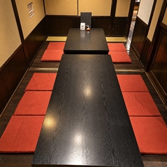 【10～12名様向け完全個室】大人数でもゆったりとお過ごしいただける掘りごたつタイプの完全個室をご用意。足を伸ばしてくつろげる空間は、会話も弾む快適なひとときを演出。誕生日やお祝いごとのお集まりにも重宝致します。また会社宴会や各種お集まりに最適。ご予約・ご相談もお気軽にお問い合わせください。