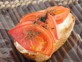 料理メニュー写真 トマトとバジルのタルティーヌ