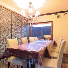 シャンデリアとバロック調の柄が特徴的で優雅なテーブル席。他のお客様の視線が気にならない個室でラグジュアリーなひと時をお過ごしください。