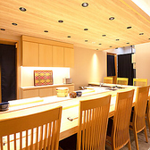 【職人技を目の前で】清潔感のある空間に美しい白木で設えられた、L字型のカウンターで板場に立つ大将の技術を目の前でお楽しみいただけます。お食事をご堪能下さい。