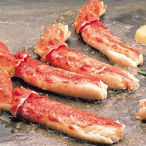 かにと肉の鉄板焼き。目の前で豪快に焼き上げるかには絶品です！