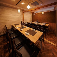 まったりとお話するのもワイワイ盛り上がるのも使い方はお客様次第！おしゃれな店内となっておりますので周りを気にせずお楽しみいただけます！お席のご要望などございましたらお気軽にお電話でお問い合わせくださいませ！(溝の口 個室 牛タン 焼き鳥 肉寿司 飲み放題 デート 宴会コース 記念日 接待 宴会)