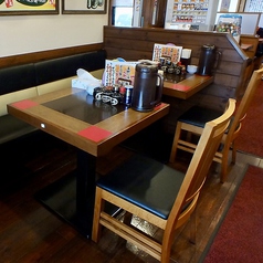 2名様用テーブル席。もちろん移動可能！変幻自在に形を変えます！