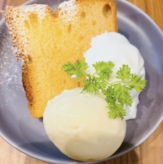 シフォンケーキバニラアイス添え
