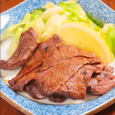 【肉の旨味を凝縮した当店の自信作！】噛む程に旨味が口いっぱいに広がる最高の肉体験を提供する牛タン焼きの写真