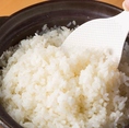 肉の質にこだわる『肉のやま金 』。それはお米も同じこと。ご注文後に一合ずつ丁寧に焚き上げる「土鍋ご飯」のお米は、青森県産の特A米『晴天の霹靂』。重すぎないのに食べ応えがあり、粘りとキレのバランスが絶妙です。お口に含むと上品な甘みが広がります。単品はもちろん、全コースでお楽しみいただけます。