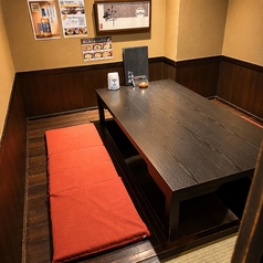 【少人数様向け完全個室】個室は接待にもご利用頂けます！そのほか会社帰りのサク飲みや、カップルにも最適♪他にも大小さまざまなお席を豊富にご用意しています。デート・女子会・合コン・仲間との飲み会・会社宴会…様々なシーンでご利用頂けます！お得なクーポンや飲み放題付きのコースで素敵なお食事をお愉しみ下さい。