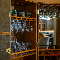 【カウンター席:8席】外の景色が楽しめるのはもちろん、グラスやオブジェにもこだわりあり◎ゆっくりお過ごしください★