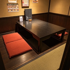 【4名様向け完全個室】雰囲気も自慢の個室！女子会、男子会、会社飲み会、お友達同士や、ご家族にも◎人数に合わせてお席にご案内いたします。様々なシーンに最適な旬の食材を使用した飲み放題付の宴会コースも各種ご用意しています。また単品でのアラカルト用の飲み放題プランも併せてご利用くださいませ。
