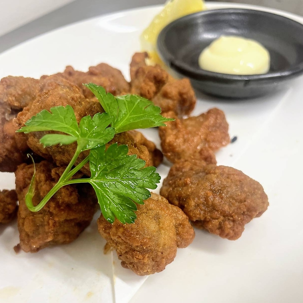 牛タンの唐揚げ　￥850(税込￥935)　カリっと揚がった牛タンは旨味がぎっしり！