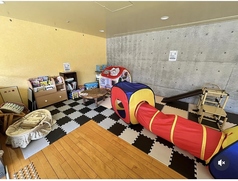 ２階にキッズスペースございます。２階となるため利用日の空席の確認をお願いいたします。