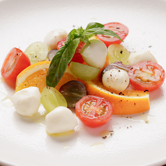 水牛モッツァレラチーズと季節のフルーツのカプレーゼ