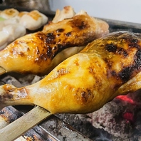 じっくりと炭で焼き上げる「串焼き」は絶品！
