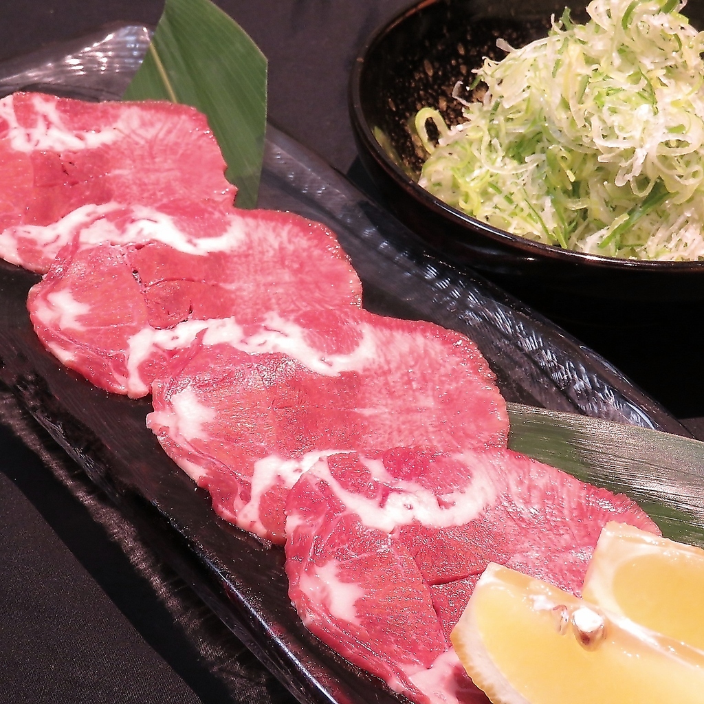 厳選して仕入れたタンをネギ塩タンでどうぞ！片面のみ焼き、2つ折りにしてお召し上がりください♪