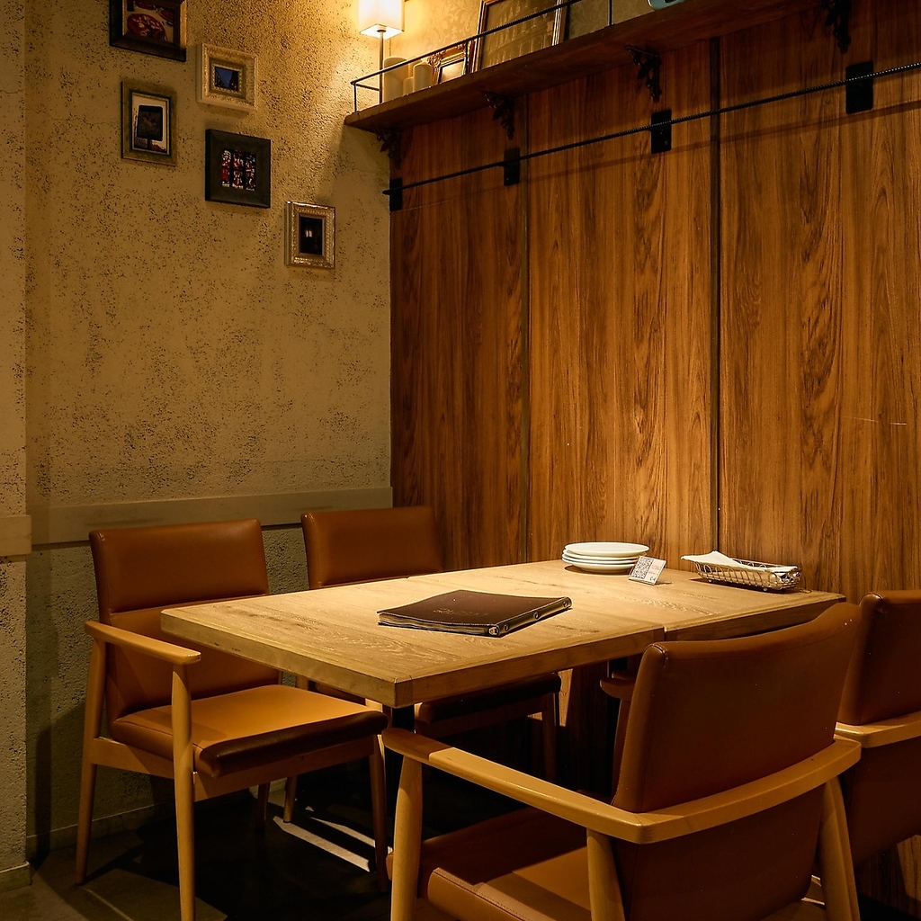 池袋駅より徒歩2分。モダンでオシャレなウッド調空間のイタリアンが池袋の女性達に人気♪