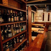 壁一面の棚には、泡盛や焼酎がずらりと並んでおり、様々なお酒が楽しめます。