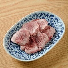 【食感が癖になる】こだわりの絶品焼肉を楽しめるレトロ大衆酒場が自信を持って提供する手切り生豚タンの写真