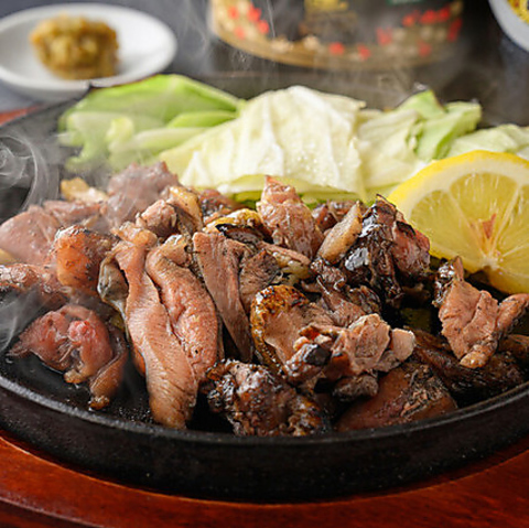 炭火焼き鳥と宮崎地鶏の親子丼が楽しめる和食店。落ち着いた雰囲気でお食事できます。