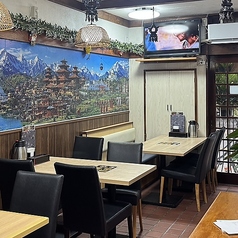 少人数での飲み会や女子会に!テーブルを繋げてのレイアウト変更も可能ですのでお気軽にご相談を。