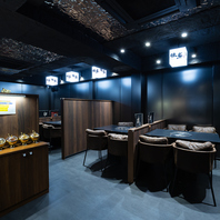 【黒色と木材をベースとした、落ち着いた雰囲気の店内】