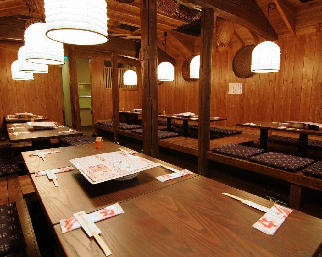 ３階には大きな堀炬燵のお座敷がずらり。２名様から４０名様まで対応できますよ